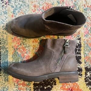 UGG Women's Harrison Zip Boot size 8